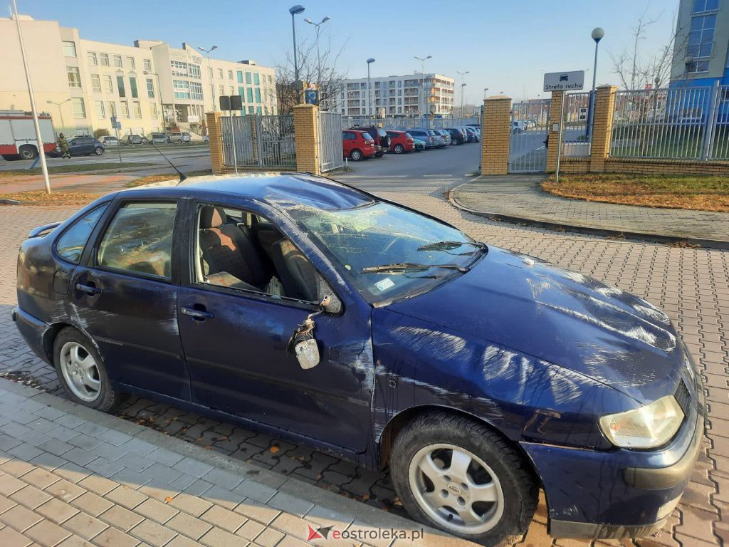 Uwaga kierowcy! Dachowanie osobówki w pobliżu komendy policji [10.11.2021] - zdjęcie #5 - eOstroleka.pl