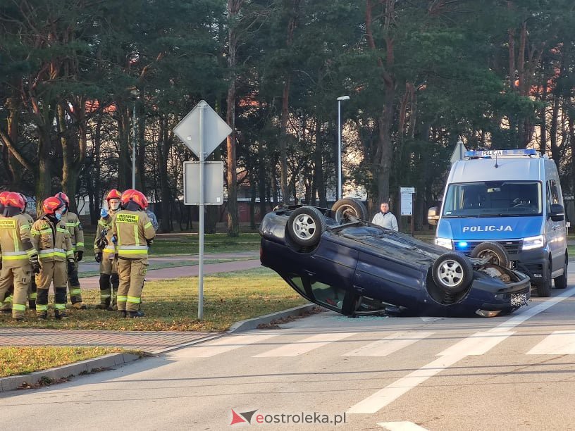 Uwaga kierowcy! Dachowanie osobówki w pobliżu komendy policji [10.11.2021] - zdjęcie #2 - eOstroleka.pl