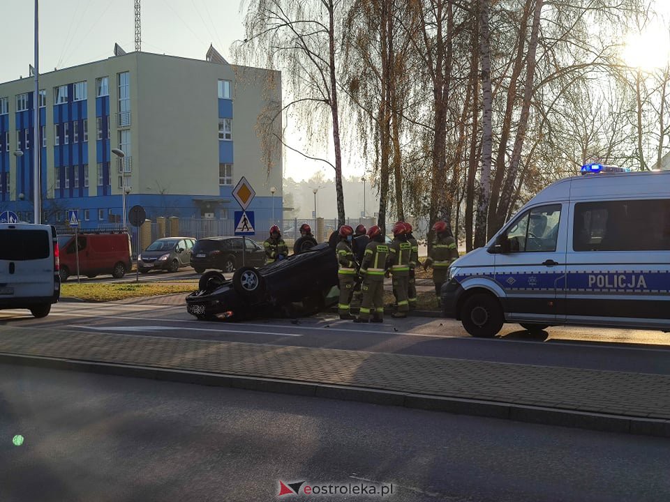 Uwaga kierowcy! Dachowanie osobówki w pobliżu komendy policji [10.11.2021] - zdjęcie #3 - eOstroleka.pl