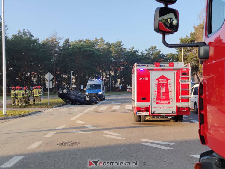Uwaga kierowcy! Dachowanie osobówki w pobliżu komendy policji [10.11.2021] - zdjęcie #5 - eOstroleka.pl