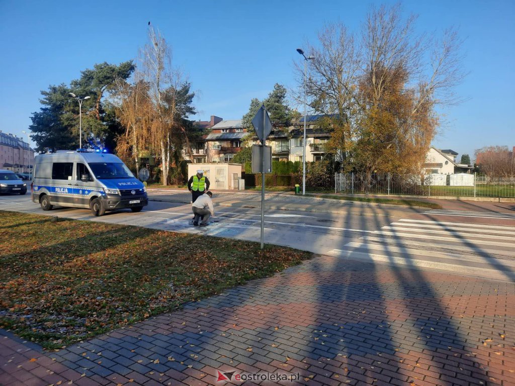 Uwaga kierowcy! Dachowanie osobówki w pobliżu komendy policji [10.11.2021] - zdjęcie #10 - eOstroleka.pl