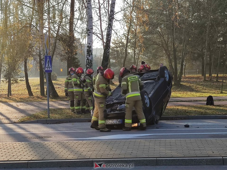 Uwaga kierowcy! Dachowanie osobówki w pobliżu komendy policji [10.11.2021] - zdjęcie #6 - eOstroleka.pl