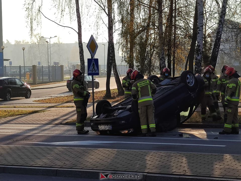 Uwaga kierowcy! Dachowanie osobówki w pobliżu komendy policji [10.11.2021] - zdjęcie #7 - eOstroleka.pl