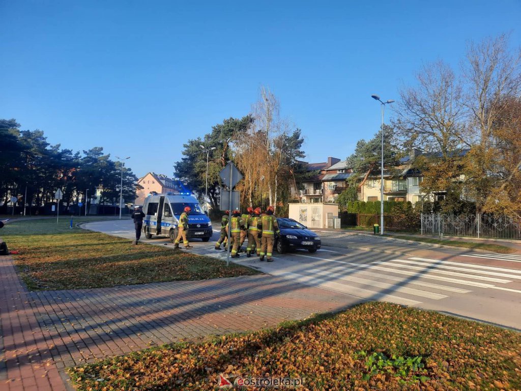 Uwaga kierowcy! Dachowanie osobówki w pobliżu komendy policji [10.11.2021] - zdjęcie #11 - eOstroleka.pl