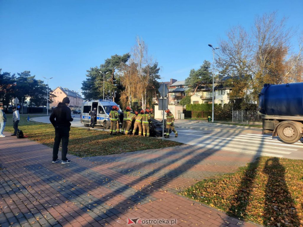 Uwaga kierowcy! Dachowanie osobówki w pobliżu komendy policji [10.11.2021] - zdjęcie #12 - eOstroleka.pl