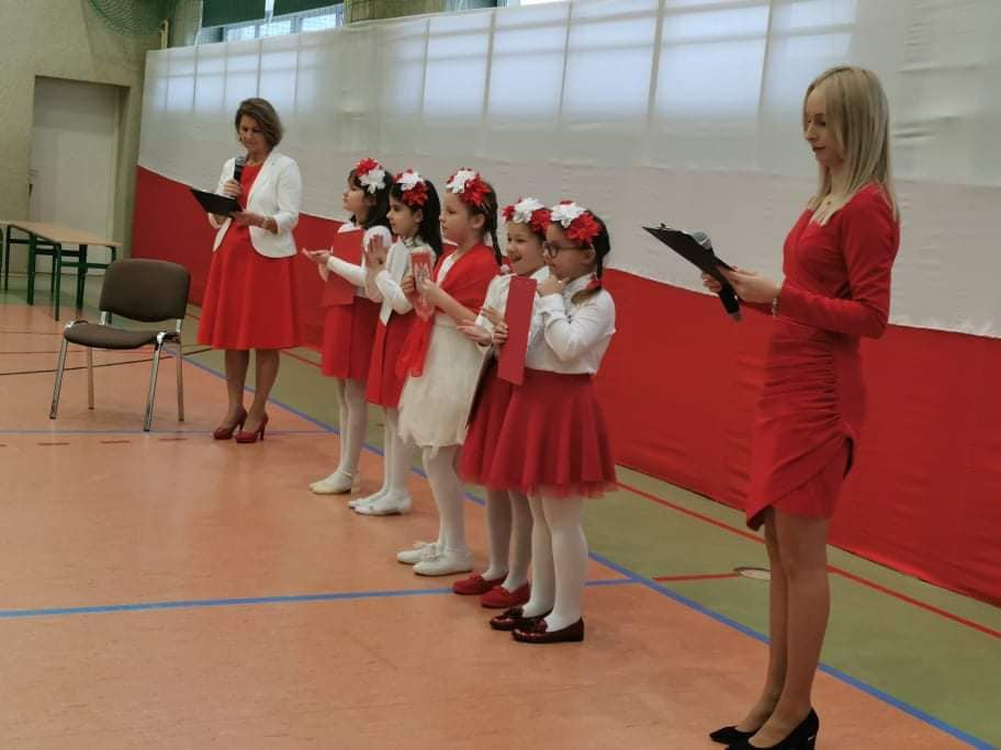 Uroczystość z okazji 11 Listopada w Szkole Podstawowej w Rzekuniu - zdjęcie #24 - eOstroleka.pl