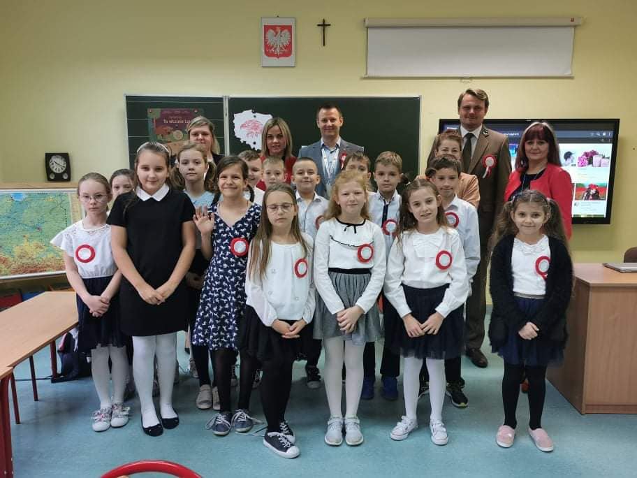 Uroczystość z okazji 11 Listopada w Szkole Podstawowej w Rzekuniu - zdjęcie #32 - eOstroleka.pl