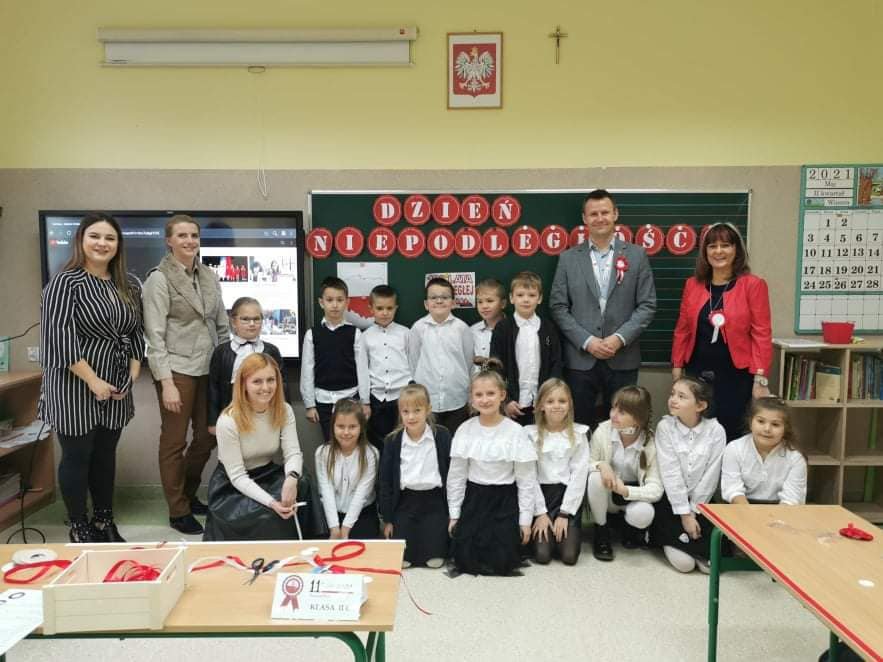 Uroczystość z okazji 11 Listopada w Szkole Podstawowej w Rzekuniu - zdjęcie #34 - eOstroleka.pl