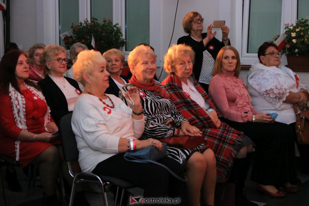 Wspólne śpiewanie pieśni patriotycznych w Muzeum Żołnierzy Wyklętych [11.11.2021] - zdjęcie #1 - eOstroleka.pl