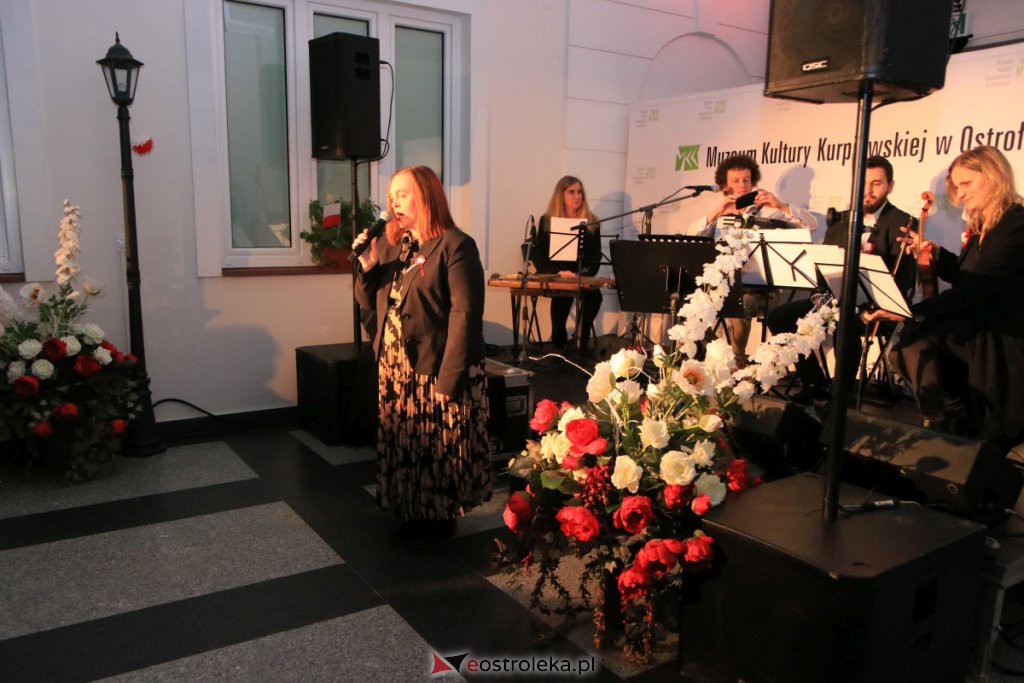 Wspólne śpiewanie pieśni patriotycznych w Muzeum Żołnierzy Wyklętych [11.11.2021] - zdjęcie #3 - eOstroleka.pl