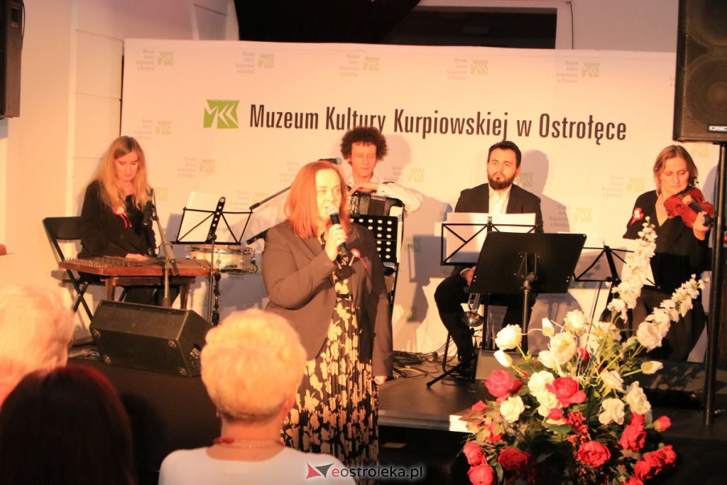 Wspólne śpiewanie pieśni patriotycznych w Muzeum Żołnierzy Wyklętych [11.11.2021] - zdjęcie #6 - eOstroleka.pl