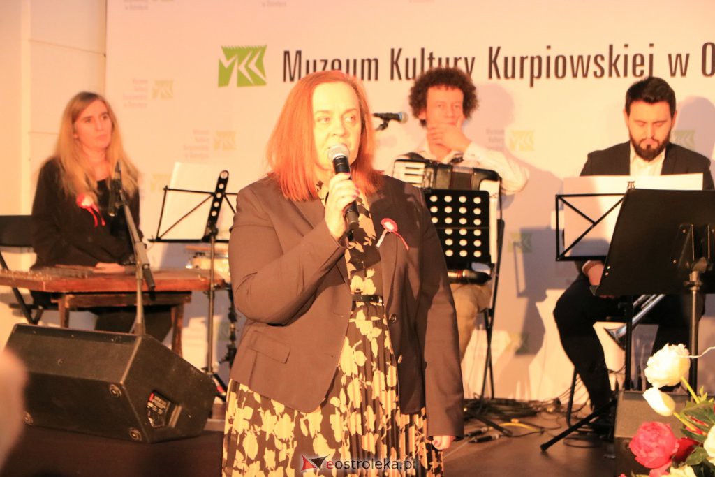 Wspólne śpiewanie pieśni patriotycznych w Muzeum Żołnierzy Wyklętych [11.11.2021] - zdjęcie #7 - eOstroleka.pl