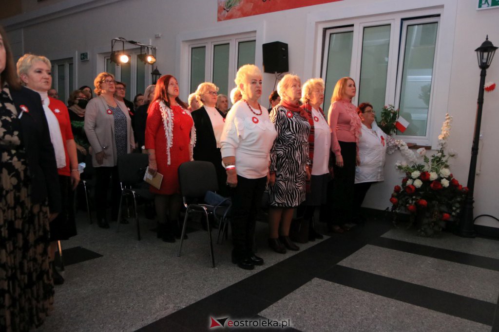 Wspólne śpiewanie pieśni patriotycznych w Muzeum Żołnierzy Wyklętych [11.11.2021] - zdjęcie #17 - eOstroleka.pl