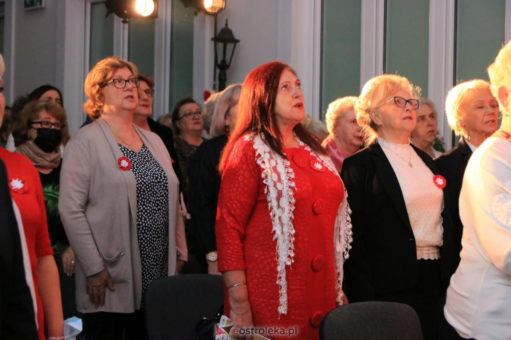 Wspólne śpiewanie pieśni patriotycznych w Muzeum Żołnierzy Wyklętych [11.11.2021] - zdjęcie #18 - eOstroleka.pl