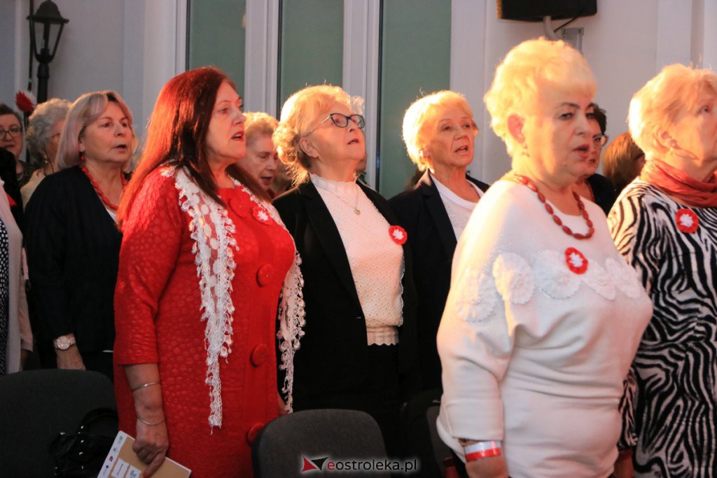Wspólne śpiewanie pieśni patriotycznych w Muzeum Żołnierzy Wyklętych [11.11.2021] - zdjęcie #20 - eOstroleka.pl