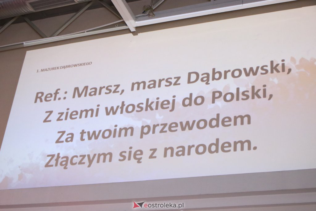 Wspólne śpiewanie pieśni patriotycznych w Muzeum Żołnierzy Wyklętych [11.11.2021] - zdjęcie #25 - eOstroleka.pl