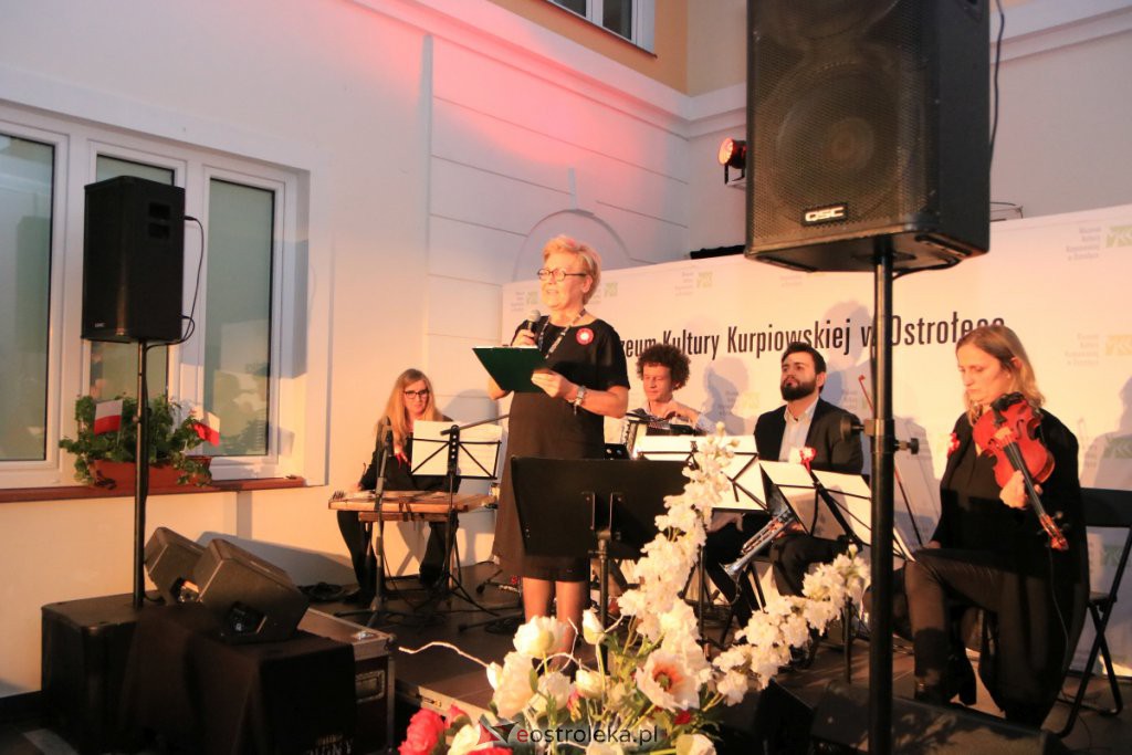 Wspólne śpiewanie pieśni patriotycznych w Muzeum Żołnierzy Wyklętych [11.11.2021] - zdjęcie #30 - eOstroleka.pl