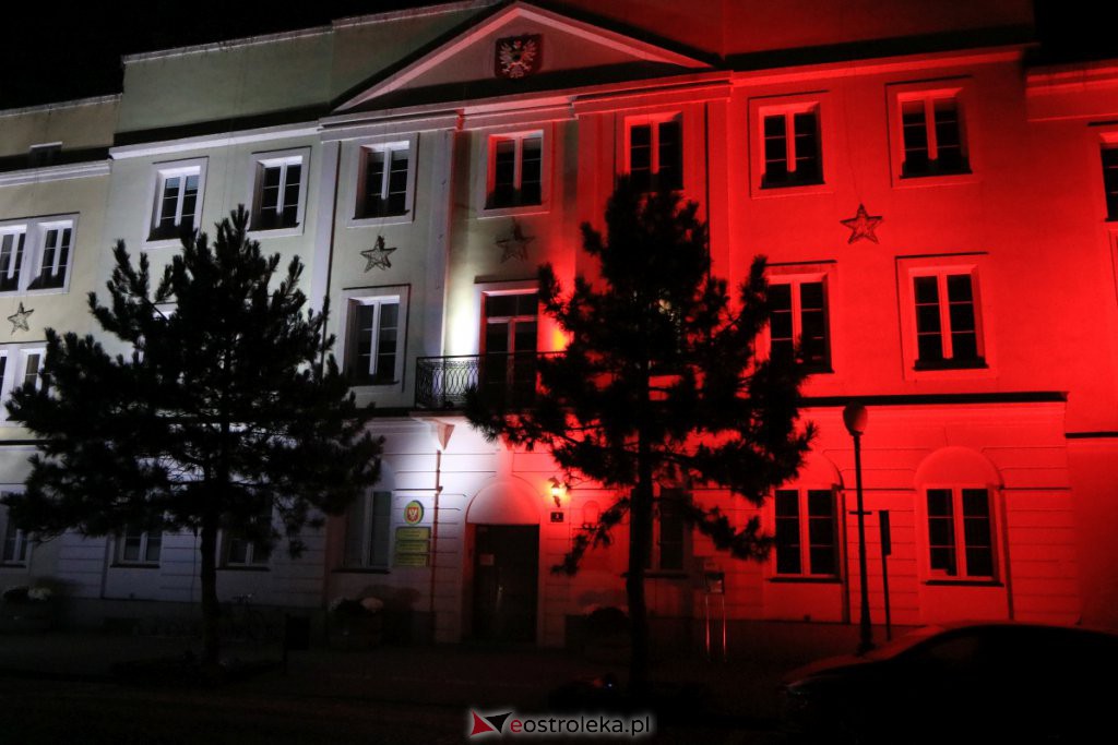 Ostrołęcki ratusz w barwach narodowych [11.11.2021] - zdjęcie #4 - eOstroleka.pl