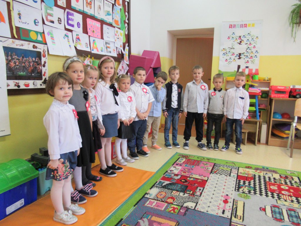 W Szkole Podstawowej w Zawadach ze śpiewem na ustach świętowali Dzień Niepodległości [10.11.2021] - zdjęcie #2 - eOstroleka.pl