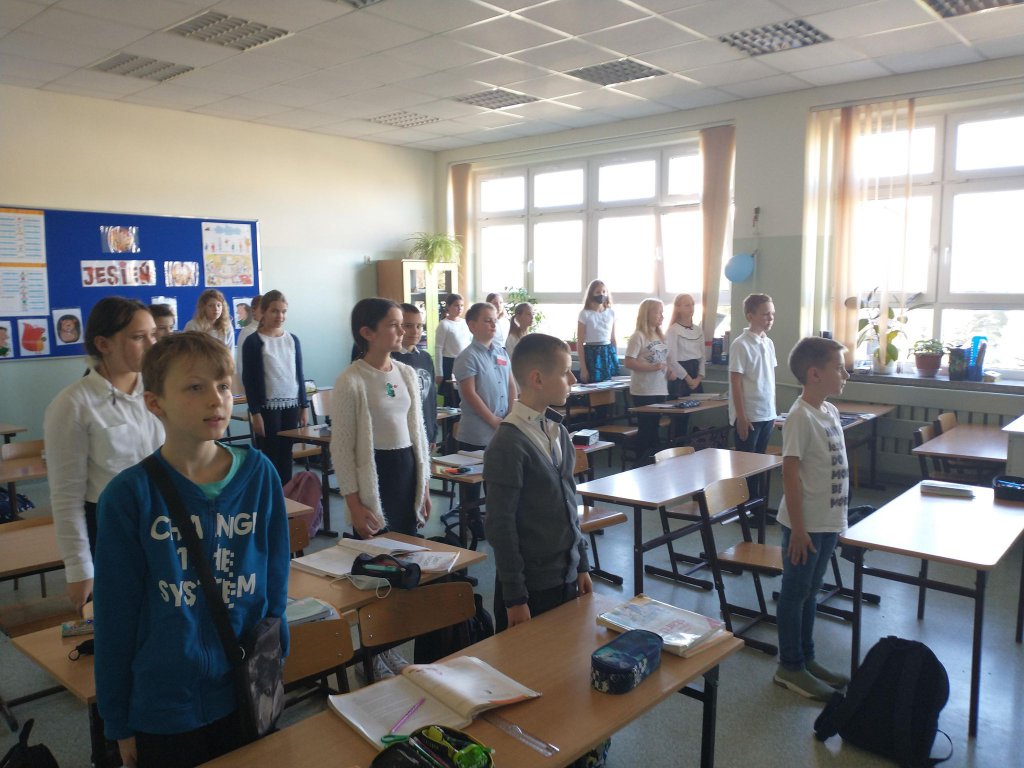 Szkoła do hymnu w SP 10 w Ostrołęce [13.11.2021] - zdjęcie #5 - eOstroleka.pl