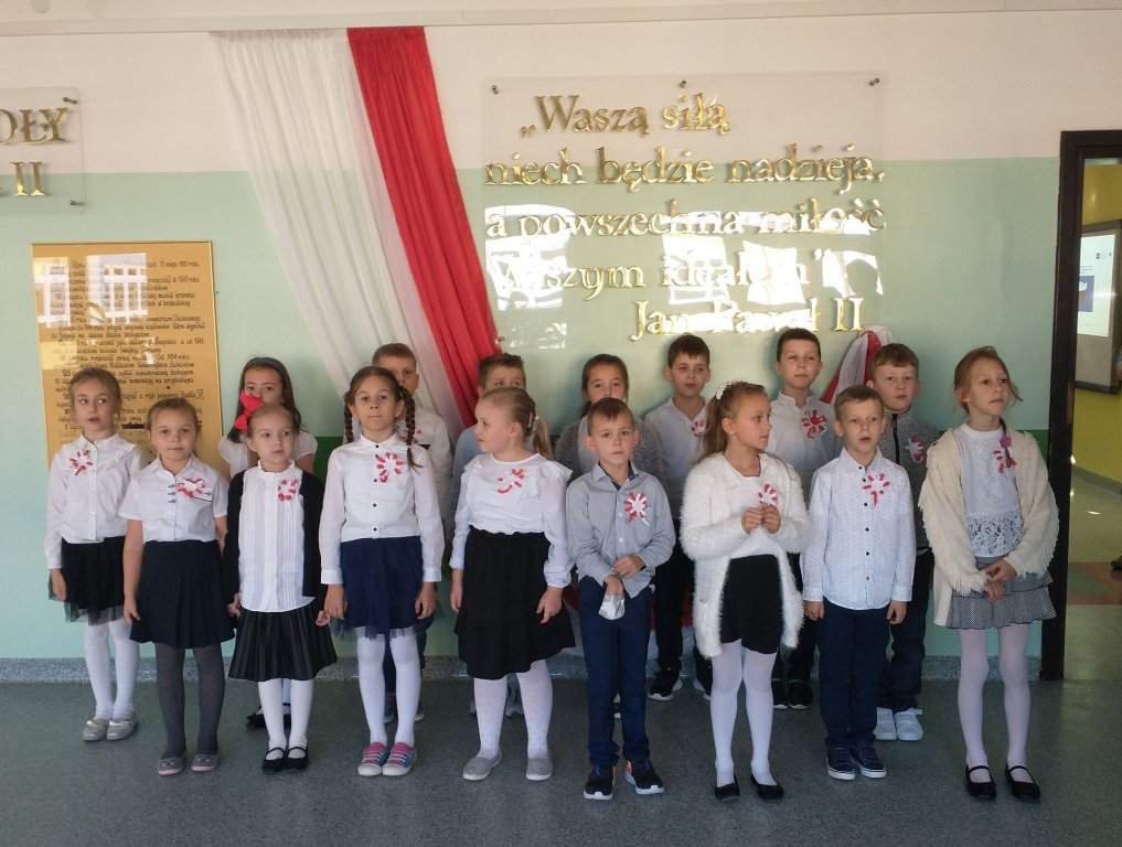 Szkoła do hymnu w SP 10 w Ostrołęce [13.11.2021] - zdjęcie #1 - eOstroleka.pl