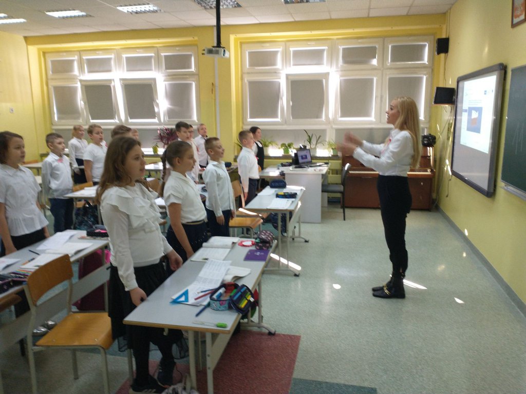 Szkoła do hymnu w SP 10 w Ostrołęce [13.11.2021] - zdjęcie #3 - eOstroleka.pl