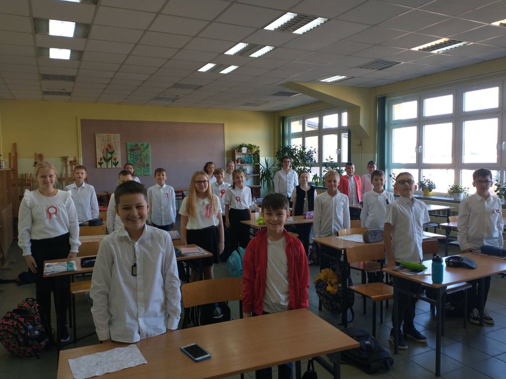 Szkoła do hymnu w SP 10 w Ostrołęce [13.11.2021] - zdjęcie #7 - eOstroleka.pl