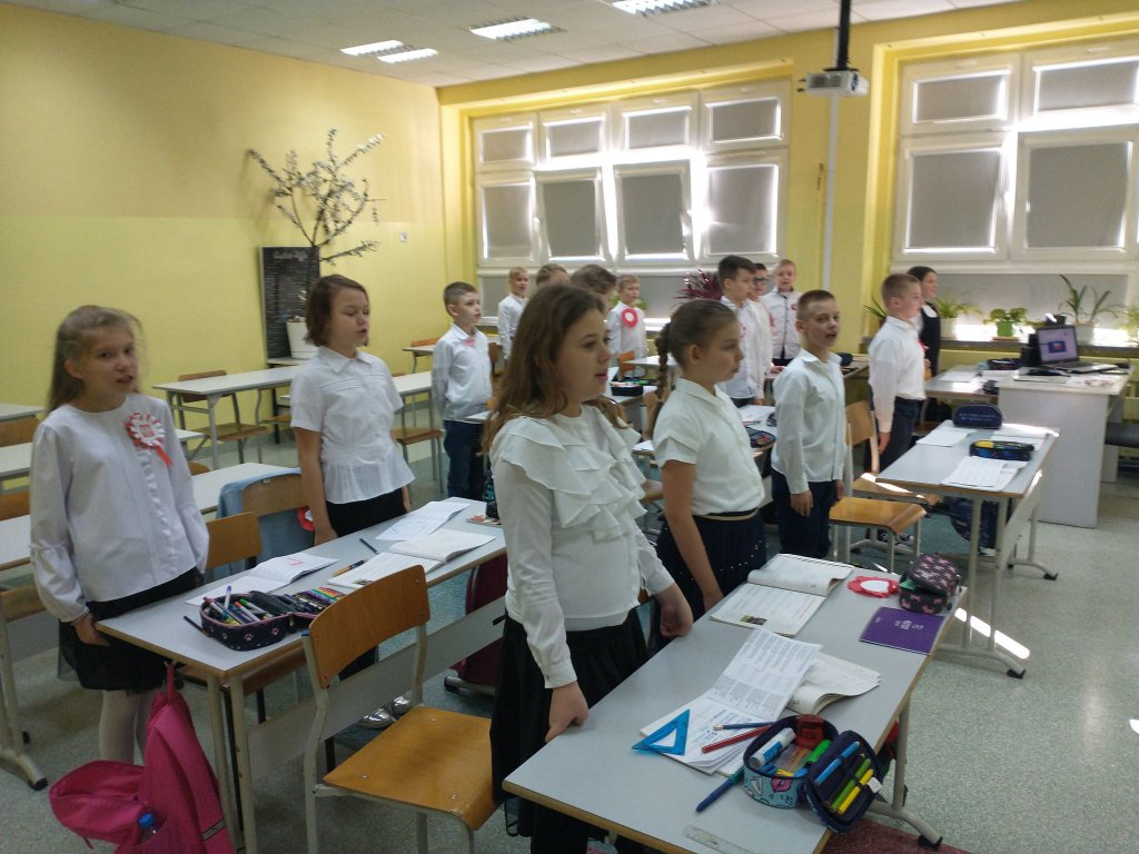 Szkoła do hymnu w SP 10 w Ostrołęce [13.11.2021] - zdjęcie #2 - eOstroleka.pl