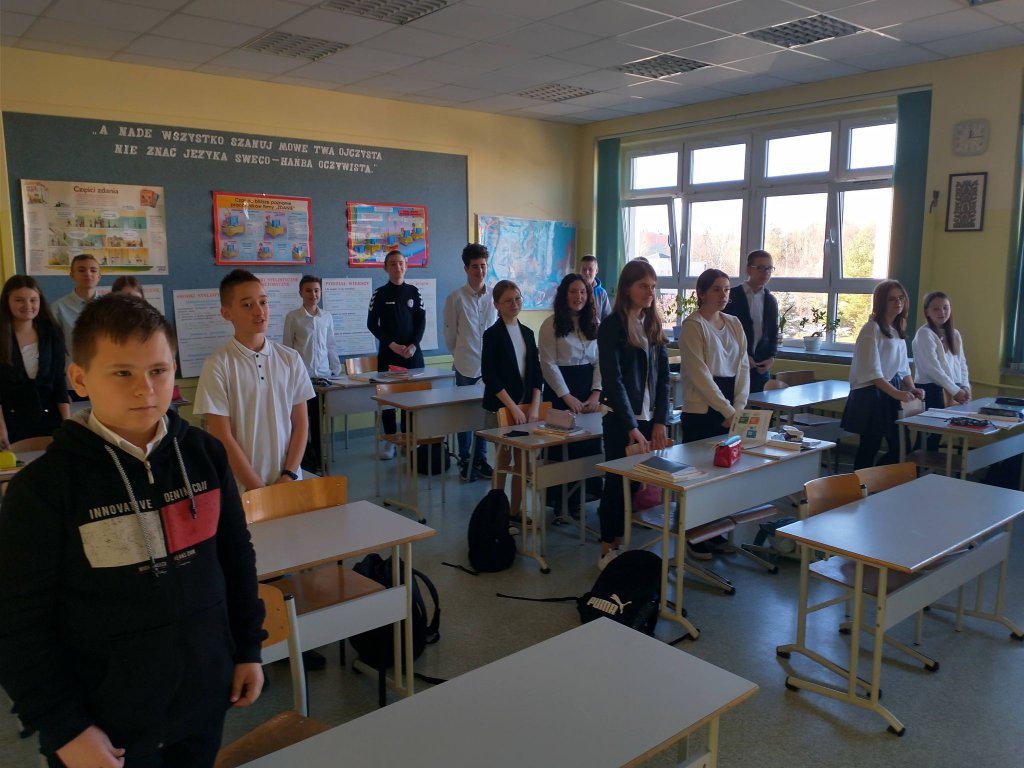 Szkoła do hymnu w SP 10 w Ostrołęce [13.11.2021] - zdjęcie #6 - eOstroleka.pl