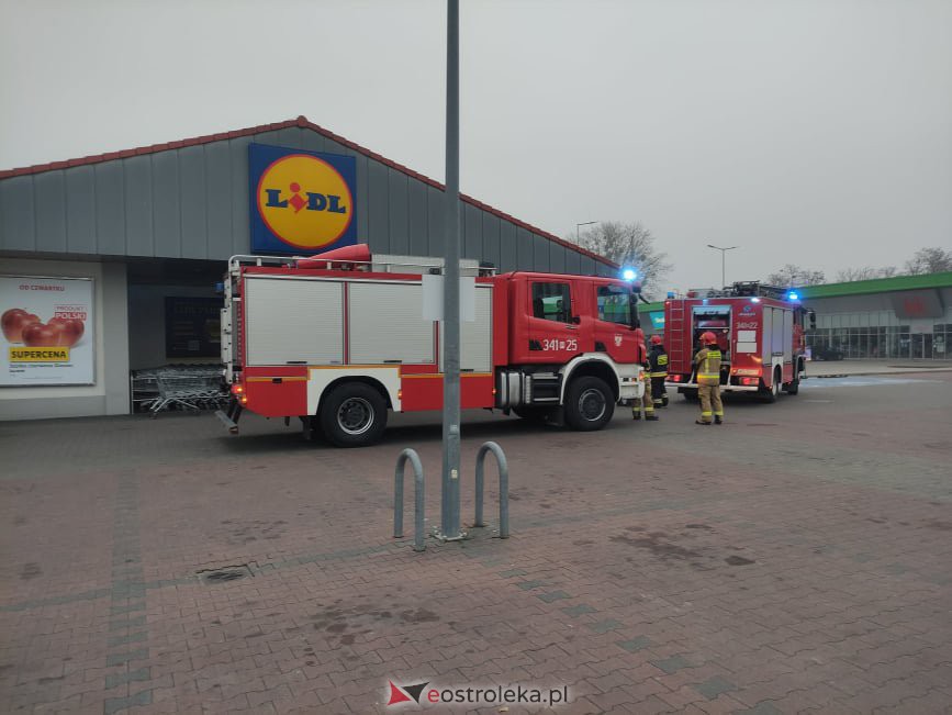 Akcja strażacka w Lidlu przy Witosa. Ewakuowano pracowników i klientów [17.11.2021] - zdjęcie #1 - eOstroleka.pl