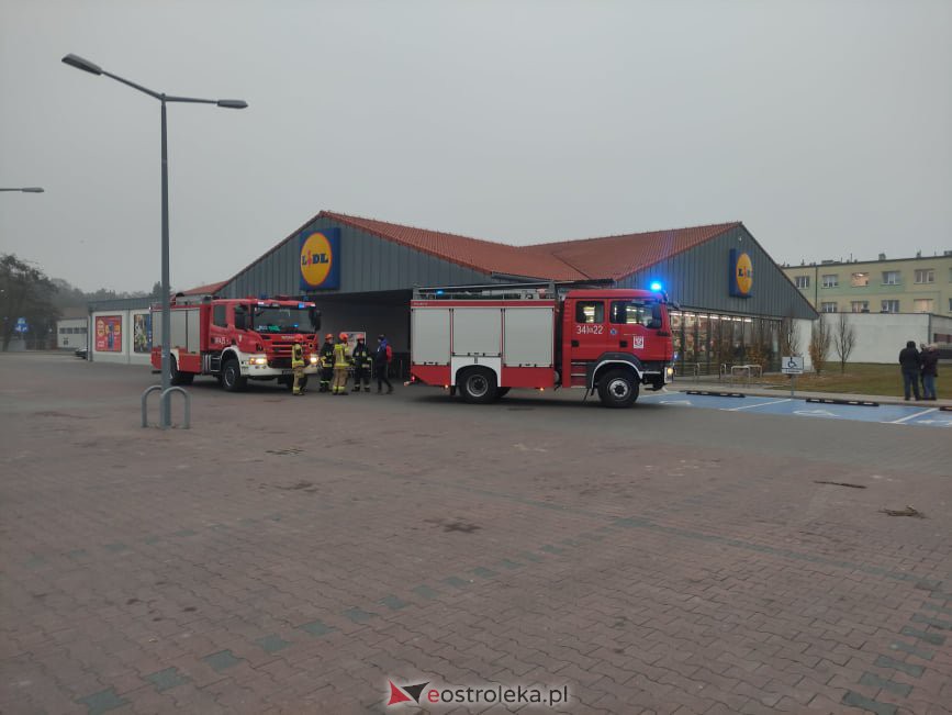 Akcja strażacka w Lidlu przy Witosa. Ewakuowano pracowników i klientów [17.11.2021] - zdjęcie #2 - eOstroleka.pl