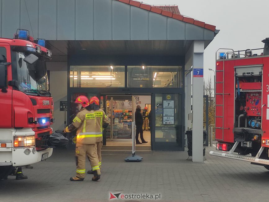 Akcja strażacka w Lidlu przy Witosa. Ewakuowano pracowników i klientów [17.11.2021] - zdjęcie #3 - eOstroleka.pl