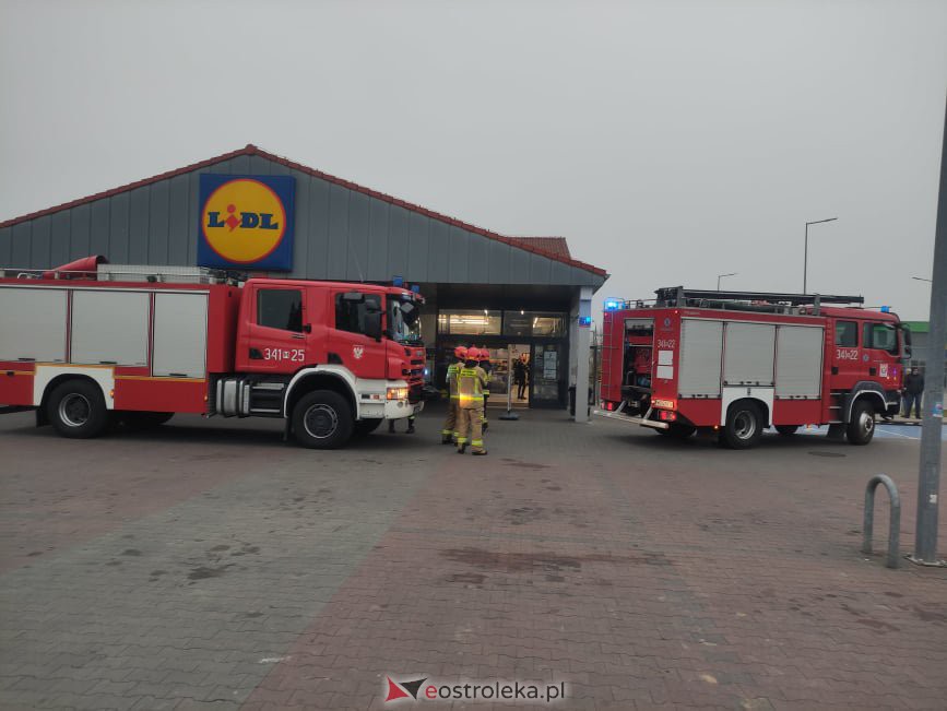 Akcja strażacka w Lidlu przy Witosa. Ewakuowano pracowników i klientów [17.11.2021] - zdjęcie #4 - eOstroleka.pl