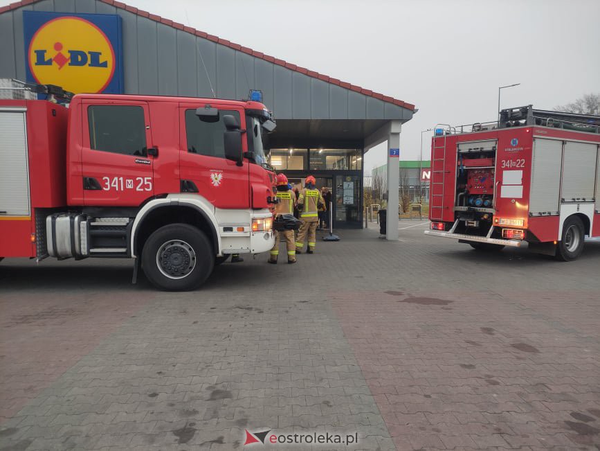 Akcja strażacka w Lidlu przy Witosa. Ewakuowano pracowników i klientów [17.11.2021] - zdjęcie #5 - eOstroleka.pl