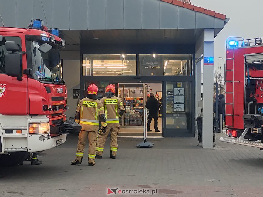 Akcja strażacka w Lidlu przy Witosa. Ewakuowano pracowników i klientów [17.11.2021] - zdjęcie #6 - eOstroleka.pl