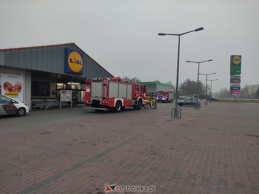Akcja strażacka w Lidlu przy Witosa. Ewakuowano pracowników i klientów [17.11.2021] - zdjęcie #7 - eOstroleka.pl