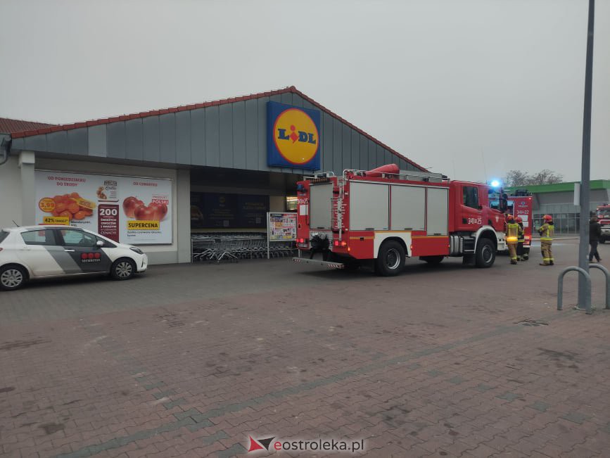 Akcja strażacka w Lidlu przy Witosa. Ewakuowano pracowników i klientów [17.11.2021] - zdjęcie #8 - eOstroleka.pl