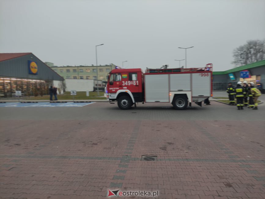Akcja strażacka w Lidlu przy Witosa. Ewakuowano pracowników i klientów [17.11.2021] - zdjęcie #9 - eOstroleka.pl