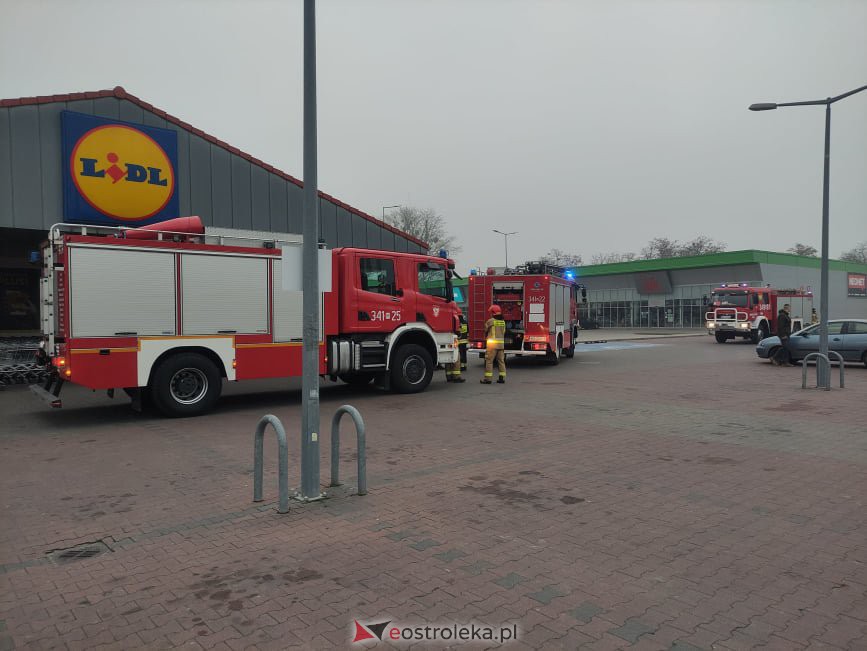 Akcja strażacka w Lidlu przy Witosa. Ewakuowano pracowników i klientów [17.11.2021] - zdjęcie #10 - eOstroleka.pl