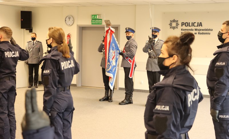 Nowi funkcjonariusze zasilili szeregi mazowieckiej policji [17.11.2021] - zdjęcie #5 - eOstroleka.pl