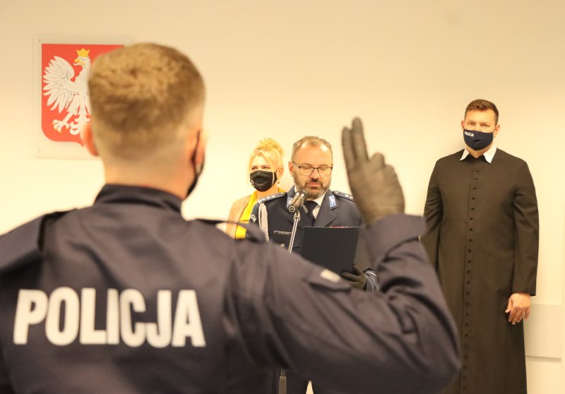 Nowi funkcjonariusze zasilili szeregi mazowieckiej policji [17.11.2021] - zdjęcie #6 - eOstroleka.pl