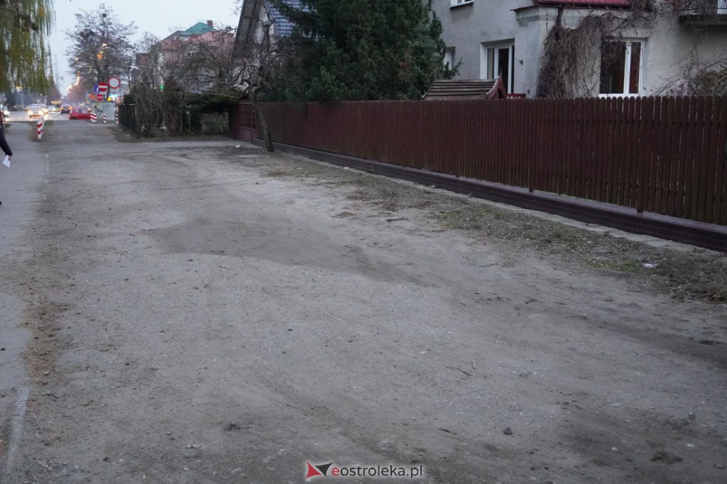 Wyjazdowa Komisja Infrastruktury Technicznej w sprawie zakazu parkowania przy ulicy Łąkowej - zdjęcie #19 - eOstroleka.pl
