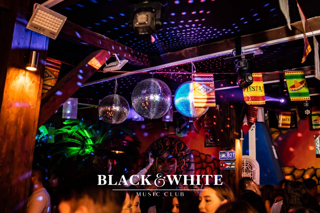 Topky w Clubie Black&White [05.11.2021] - zdjęcie #1 - eOstroleka.pl