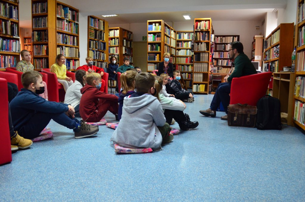 Akcja „Mała książka – wielki człowiek” w ostrołęckiej bibliotece [18.11.2021] - zdjęcie #3 - eOstroleka.pl