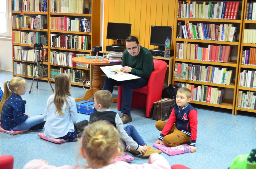 Akcja „Mała książka – wielki człowiek” w ostrołęckiej bibliotece [18.11.2021] - zdjęcie #5 - eOstroleka.pl