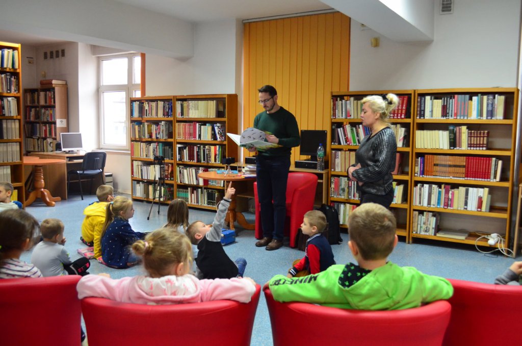 Akcja „Mała książka – wielki człowiek” w ostrołęckiej bibliotece [18.11.2021] - zdjęcie #6 - eOstroleka.pl