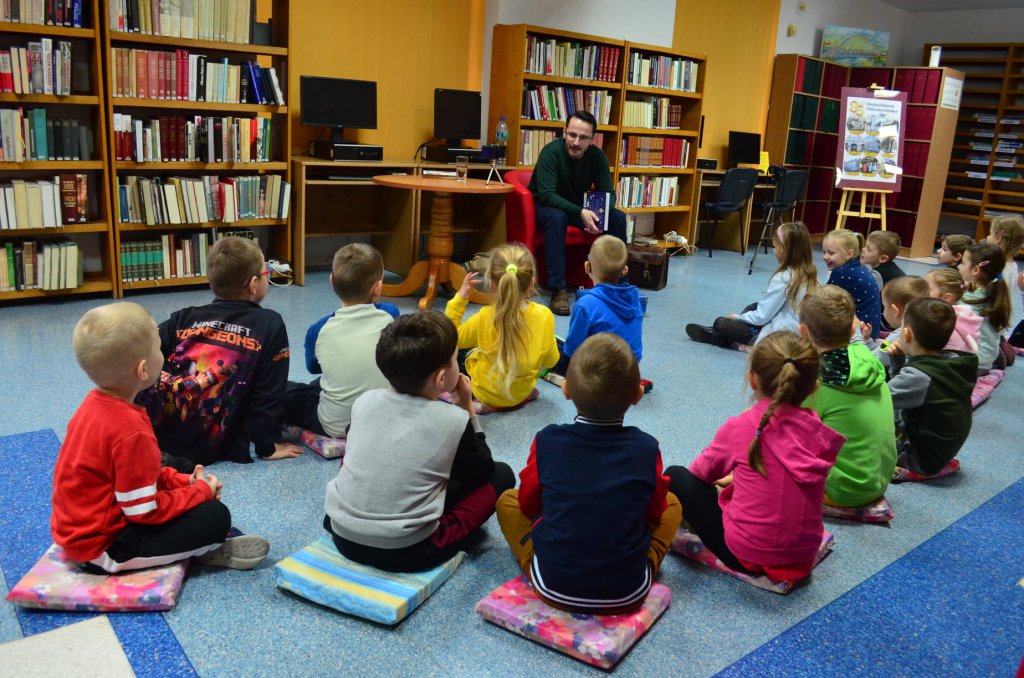Akcja „Mała książka – wielki człowiek” w ostrołęckiej bibliotece [18.11.2021] - zdjęcie #7 - eOstroleka.pl
