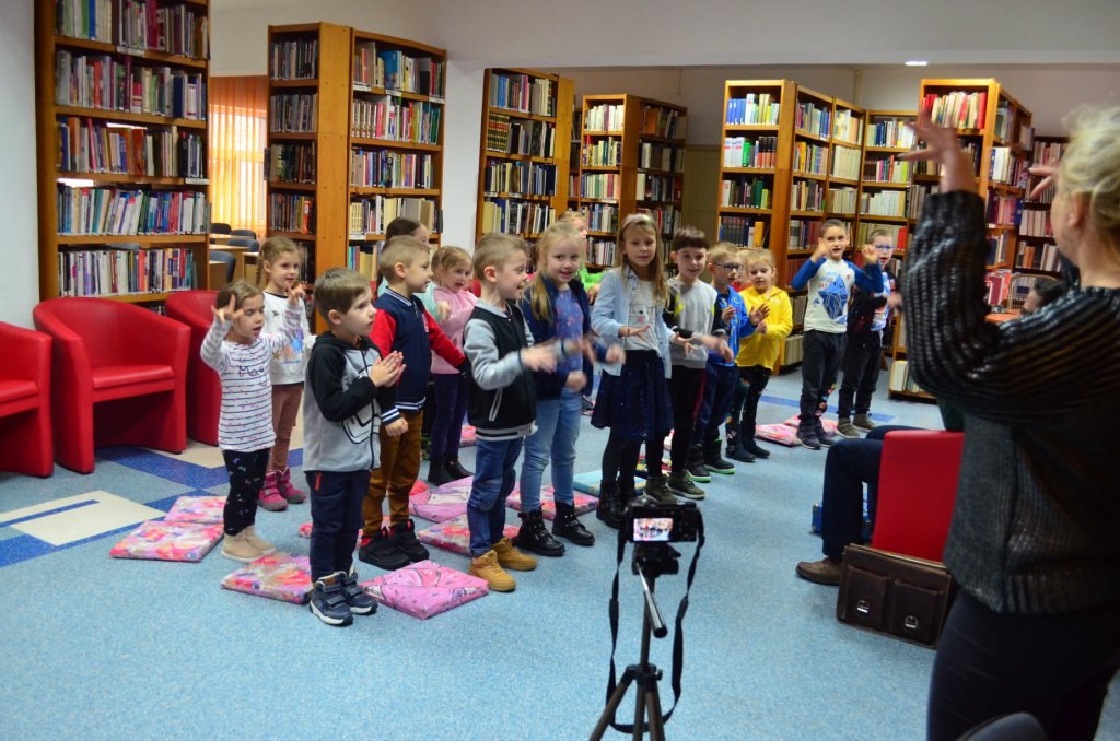 Akcja „Mała książka – wielki człowiek” w ostrołęckiej bibliotece [18.11.2021] - zdjęcie #8 - eOstroleka.pl
