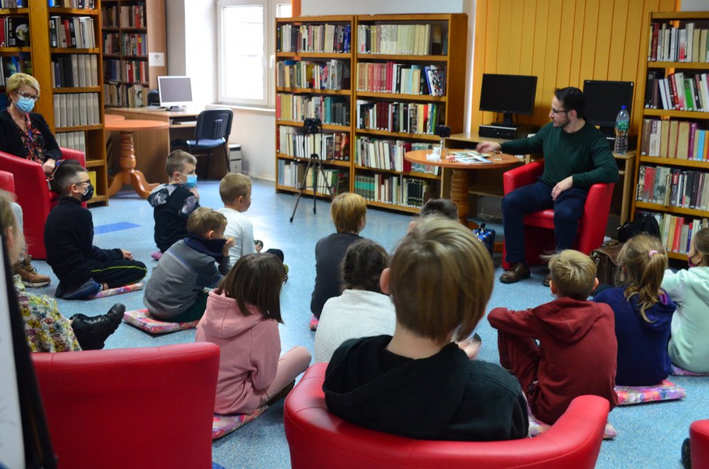 Akcja „Mała książka – wielki człowiek” w ostrołęckiej bibliotece [18.11.2021] - zdjęcie #9 - eOstroleka.pl