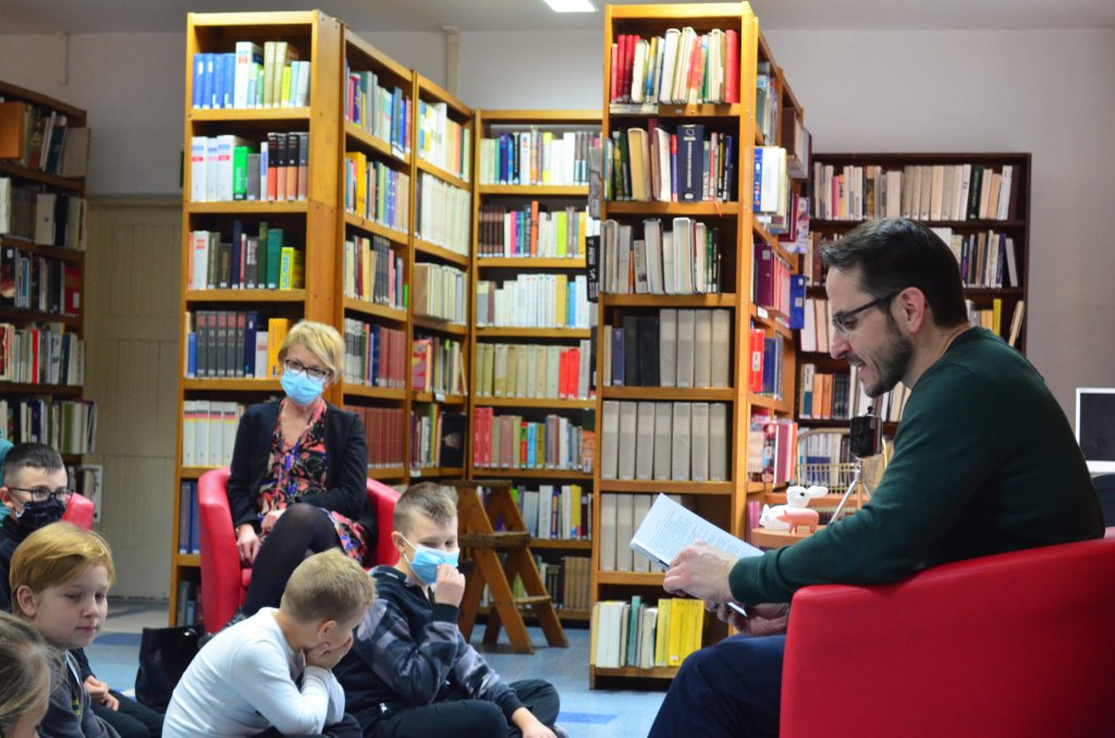 Akcja „Mała książka – wielki człowiek” w ostrołęckiej bibliotece [18.11.2021] - zdjęcie #10 - eOstroleka.pl
